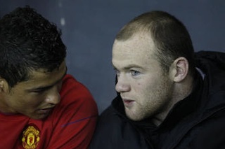 Cristiano Ronaldo v rozhovore so spoluhráčom Waynom Rooneym z Manchestru United.