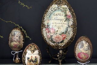 Vintage vajíčka sú zdobené metódou dekupáže a krakelovania.