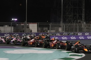Mexický jazdec F1 Sergio Perez zo stajne Red Bull vedie po štarte pretekov nedeľňajšej Veľkej ceny Saudskej Arábie formuly 1 na okruhu v Džidde.