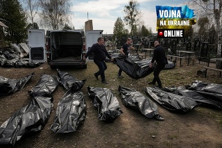 Mestskí pracovníci vykladajú telá z dodávky na cintoríne v Buči.