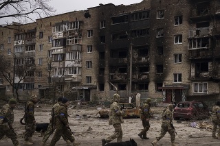 Ukrajinskí vojaci pri zničenej budove v meste Irpin.