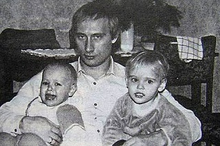 Vladimir Putin so svojimi dcérami. 