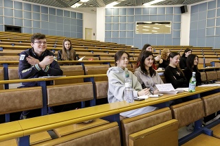 Snímka z prvej hodiny konverzácie slovenčiny počas Jazykového kurzu pre ukrajinských študentov.