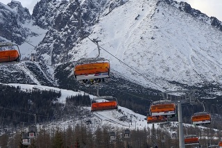 Lanovka s lyžiarmi v Tatranskej Lomnici 2. januára 2022.