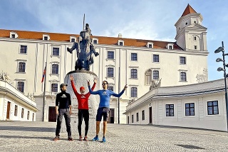 Sami (27, zľava), Slávo (49) a Gregor (32) začali svoju púť v Bratislave.