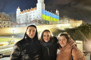 Solidarita s Ukrajinou: Alina (vľavo) a Svetlana (vpravo) s Andreou Mišíkovou boli dojaté z nasvietenia Hradu.