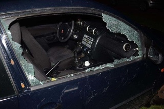 V Cíferi pri Trnave Poliak rozbíjal okná i zaparkované autá.