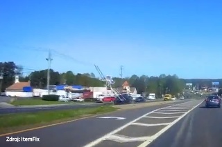 Kamera na záznam jazdy zachytila pád malého lietadla na diaľnicu v Gruzínsku: Pilot z nehody vyviazol len s ľahkými zraneniami