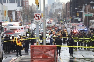 Po streľbe v newyorskom metre evidujú najmenej 13 mŕtvych.
