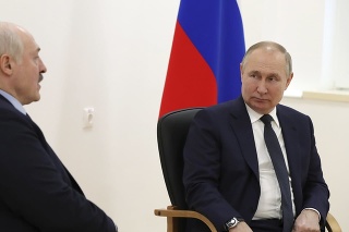 Ruský prezident Vladimir Putin (vpravo) s bieloruským prezidentom Alexandrom Lukašenkom.