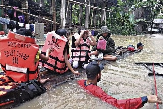 Zosuvy a povodne si vyžiadali už najmenej 58 obetí.