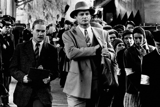 Záber z filmu Schindlerov zoznam: Liam Neeson ako Oskar Schindler.