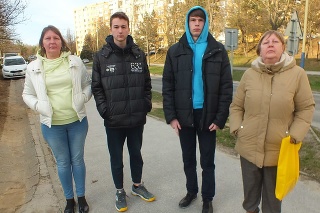 Ukrajinci na výlete v košickej zoo. Sprava Júlia (46) s mamou Ninou (66) a synmi Michailom (17) a Alexejom (16).