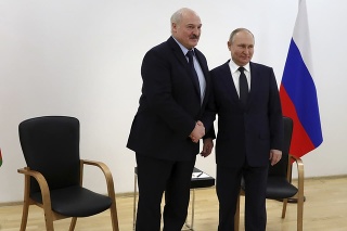 Ruský prezident Vladimir Putin (vpravo) si podáva ruku s bieloruským prezidentom Alexandrom Lukašenkom.