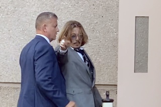 Johnny Depp počas prvého dňa súdneho sporu. 