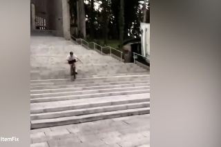Tento nápad nebol práve najšťastnejší: Muž sa rozhodol ísť na bicykli dolu schodmi