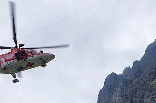 Pomoc k horolezcovi v masíve Kežmarského štítu letela dvakrát