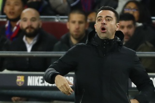 Tréner FC Barcelony Xavi Hernandez dáva pokyny hráčom počas zápasu. 