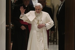 Pápež Benedikt XVI. prichádza na audienciu, prvú od svojho oznámenia o odstúpení z čela katolíckej cirkvi. 