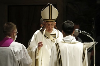 Pápež František slúži na Bielu sobotu veľkonočnú vigíliu v Bazilike sv. Petra vo Vatikáne.