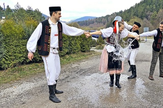 Mládenci z folklórneho súboru Krompašan sa po pandemickej prestávke s radosťou poobliekali do krojov a šli pre krásu pooblievať mladé dievčatá.