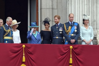 Harry a Meghan boli s rodinou na balkóne naposledy v roku 2019.