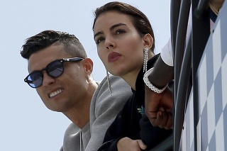 Na archívnej snímke z 23. mája 2019 Cristiano Ronaldo (vľavo) a jeho partnerka Georgina Rodriguezová sledujú druhý tréning pred Veľkou cenou Monaka.
