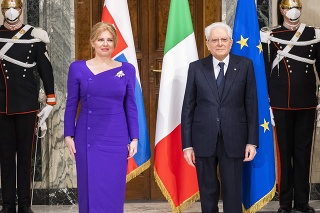 Prezidentka SR Zuzana Čaputová a vpravo prezident Talianskej republiky Sergio Mattarella počas prijatia v Prezidentskom paláci Kvirinál v Ríme.