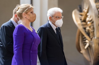 Prezidentka SR Zuzana Čaputová a vpravo prezident Talianskej republiky Sergio Mattarella počas prijatia v Prezidentskom paláci Kvirinál v Ríme.