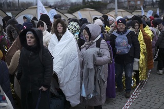 Utečenci čakajú v dave na transport po úteku z Ukrajiny a príchode na hraničný priechod v Medyke.
