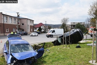 Pri dopravnej nehode v obci Vajkovce sa ťažko zranili dve osoby.

