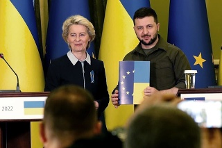 Ukrajinský prezident Volodymyr Zelenskyj (vpravo) prijíma dotazník na začatie procesu vstupu Ukrajiny do EÚ po podaní prihlášky o členstvo v EÚ z rúk predsedníčky Európskej komisie (EK) Ursuly von der Leyenovej.