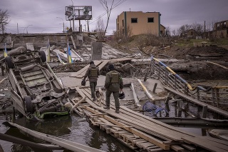  Ukrajinskí vojaci kráčajú cez zničený most v meste Irpiň.