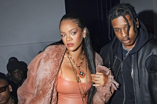 Rihanna oficiálne tvorí pár s raperom od minulého roka.
