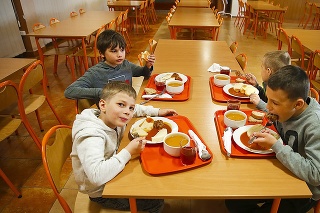 Chlapcom vo zvolenskej jedálni veľmi chutí. (Vlad (8), Maksym (7), Stefan (7)
, Saveliy (10))