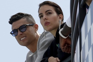 Na archívnej snímke z 23. mája 2019 Cristiano Ronaldo (vľavo) a jeho partnerka Georgina Rodriguezová sledujú druhý tréning pred Veľkou cenou Monaka.
