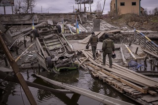  Ukrajinskí vojaci kráčajú cez zničený most v meste Irpiň.