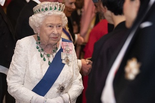 Alžbeta II. preferuje nosiť na významné udalosti jemné šaty vo svetlých farbách s výraznými šperkmi.
