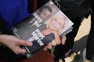 Finalisti prezidentských volieb vo Francúzsku - prezident Emmanuel Macron a líderka krajnej pravice Marine Le Penová.