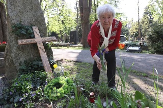 Pani Križanová si všimla, že hrob je v zlom stave. Dvakrát do roka ho so známym očistia.