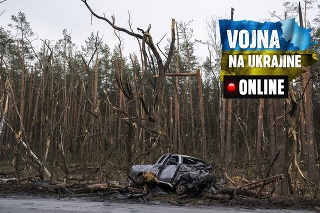 Zvyšky auta pred poškodenými stromami po bitke medzi Ruskom a ukrajinskými silami na predmestí ukrajinského Černihivu v piatok 22. apríla 2022.