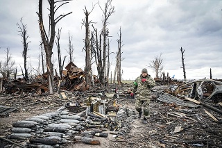 Ukrajinci upratujú územia po zasiahnutí bombami.
