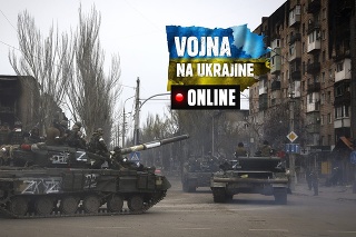 Ruské vojenské vozidlá sa v sobotu 23. apríla 2022 pohybujú v oblasti kontrolovanej separatistickými silami podporovanými Ruskom v Mariupole na Ukrajine.