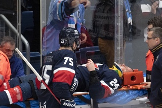 Zraneného Tomáša Ziga odnášajú z ľadu na nosidlách.