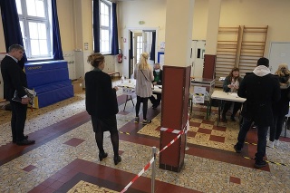Volebná účasť v druhom kole francúzskych prezidentských volieb k 17.00 h bola 63,2 percent.
