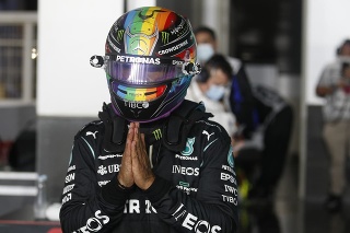 Takto sa Lewis Hamilton tešil z víťazstva v dnešnej kvalifikácii.