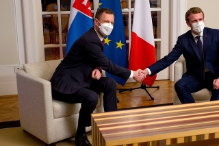 Premiér Eduard Heger (vľavo) na schôdzke s francúzskym prezidentom Emmanuelom Macronom.