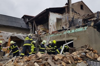 Pri nedeľnom výbuchu domu v českej obci Loučka zomreli štyria ľudia.