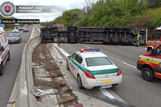 Dopravenej nehoda na diaľnici D1 v smere z Trnavy do Bratislavy.