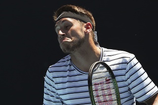Slovenský tenista Alex Molčan reaguje v zápase proti Španielovi Pablovi Andujarovi v 2. kole dvojhry na grandslamovom turnaji Australian Open.